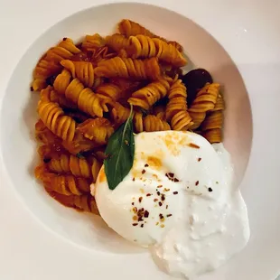 Fusilli, pomodoro, burrata, basil