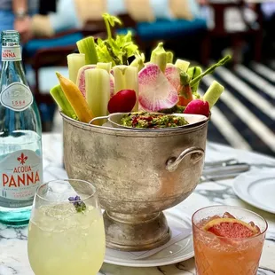 Avocado &amp; chickpea dip, crudité