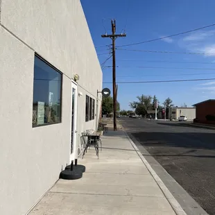 a view of the outside of the building