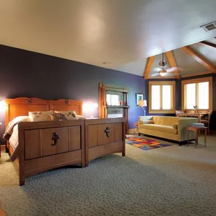 Parkview Suite (not shown: fireplace, private terrace, wet-bar, white marble bathroom with whirlpool jacuzzi &amp; 2 person shower)