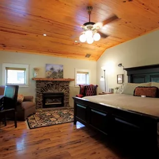 Sage Suite (not shown: private entry, single person whirlpool tub).