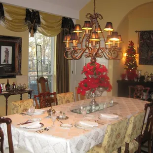 Dining room - we enjoyed an amazing breakfast of eggs benedict, fruit and banana bread with the other guests