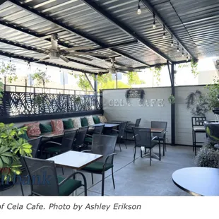 Cozy outdoor dining with Tv and water fountain. Free wifi available