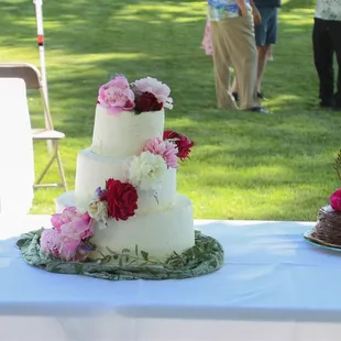 Scrumptious butter wedding cake.