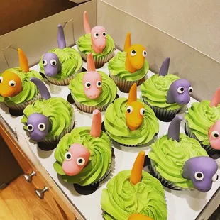 Dinosaur cupcakes.