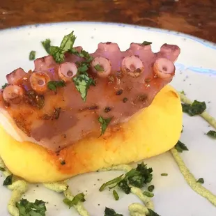 Pulpo a la parrilla sobre causa limeña