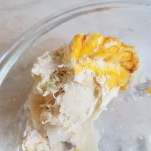 Bánh bị thiu ôi.