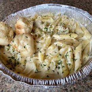 01.04.23 Alfredo Ziti Pasta w/ chicken and garlic knots