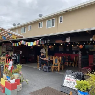 Nice outdoor seating; dog friendly