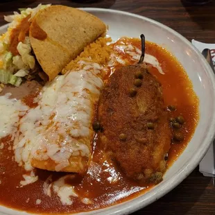 Big dinner plate with shredded beef taco, shredded beef enchilada, and Chile Relleno, rice and beans.
