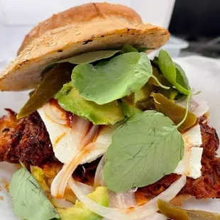 Las cemitas de pierna están echo fuego también las de milanesa super ricas todo fresco y ala orden .