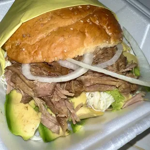 Cemitas carnitas