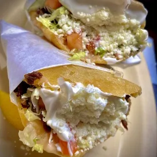 Gordita muy sabrosa tiene muy buen sabor el servicio es excelente el restaurante está muy limpio. Definitivamente tienen q probarlo.