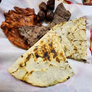 Tlayuda con 3 carnes