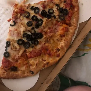 Pizza from Cenarios... This is a large pizza and notice that the toppings stop 3 inches from the edge.