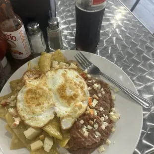 Chilaquiles Verdes y una coca mexicana