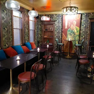 Lovithe art deco walls!