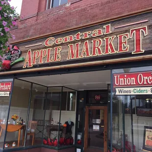 We stopped here after church for a wonderful sandwich and some wonderful cookies!!  Check it out!!