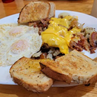 a plate of breakfast food