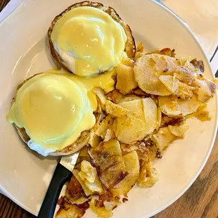 Eggs Benedict with home fries