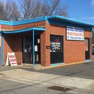 The front, but you park &amp; enter at the rear.