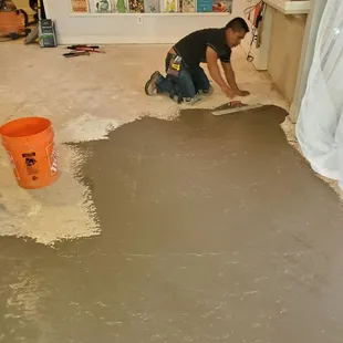 Self leveling concrete application
