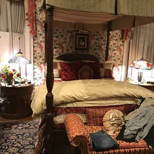 Canopy bed