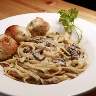 fettuccine alfredo with mushrooms