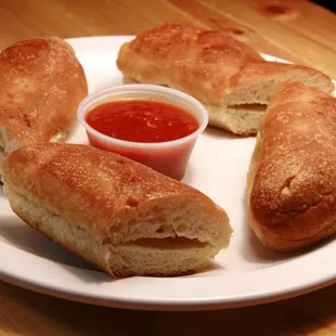 garlic bread served with marinara sauce