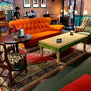 The iconic Central Perk couch!!