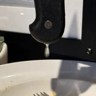 Leaking knife