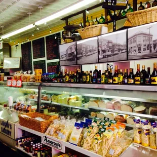 Delicious deli with a great selection of yummy Italian foods! The owner is an incredible guy - stop in!