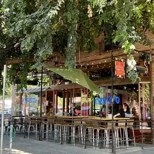 the outside of the restaurant