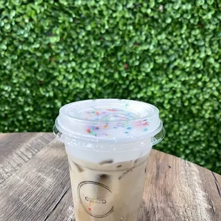 Iced cupcake latte