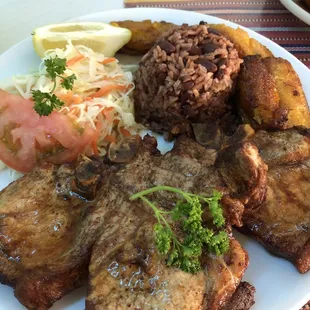 Puerco, arroz pinto, maduros y ensalada de repollo. Delicioso todo!