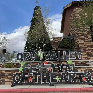 Festival of the arts &amp; tree lighting. Different live entertainment every half hour. The tuba band was playing when I was there.