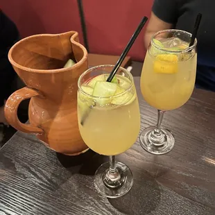 Jarra de sangría con vino blanco