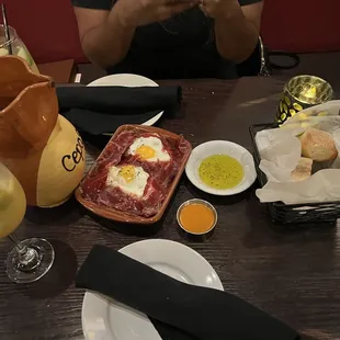 Huevos rotos y pan de entrada