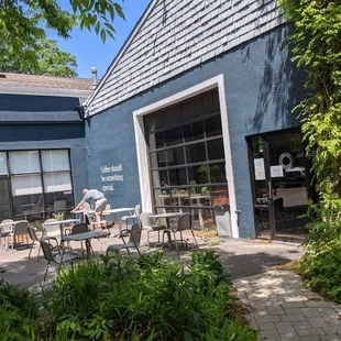 the outside of the restaurant