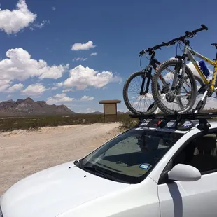 Trailhead - plenty of parking!