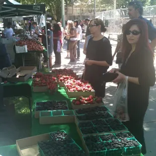 Hangin with Michelle @ Farmers Market, and Strawberries!