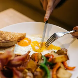 a plate of breakfast food