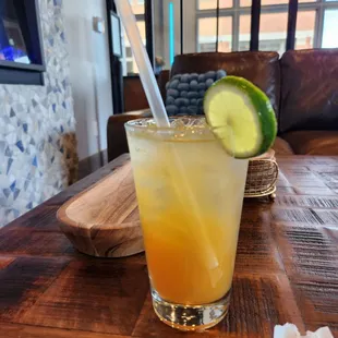 Peach spritzer. Ver refreshing