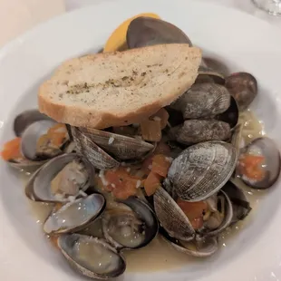 Linguine vongole. Yes, there&apos;s linguine under all that.