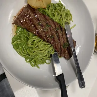 Tallarines Verdes con Churrasco,