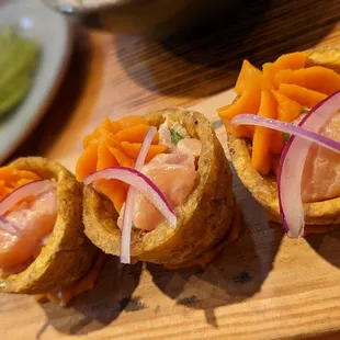 Ceviche de salmón en canasta de toston