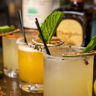 The best time of the day: Happy Hour at 50%. Ready to kick back and indulge in #CevichesByDivino?