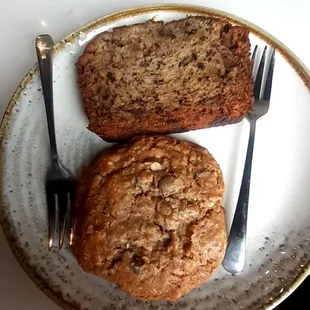 DELISH baked goods. Wow. Banana bread and Oatmeal Chocolate chip cookies.