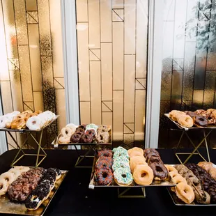 Gibson&apos;s Donuts