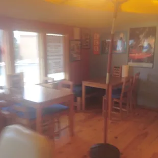 a blurry image of a dining room
